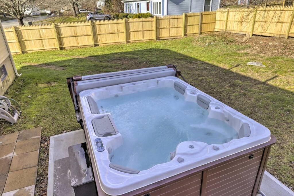 New! Updated Mystic Home W/ Sauna, Hot Tub & Deck Екстериор снимка