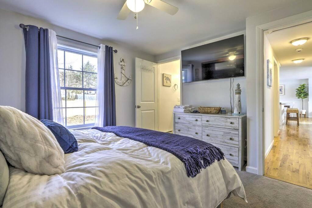 New! Updated Mystic Home W/ Sauna, Hot Tub & Deck Екстериор снимка