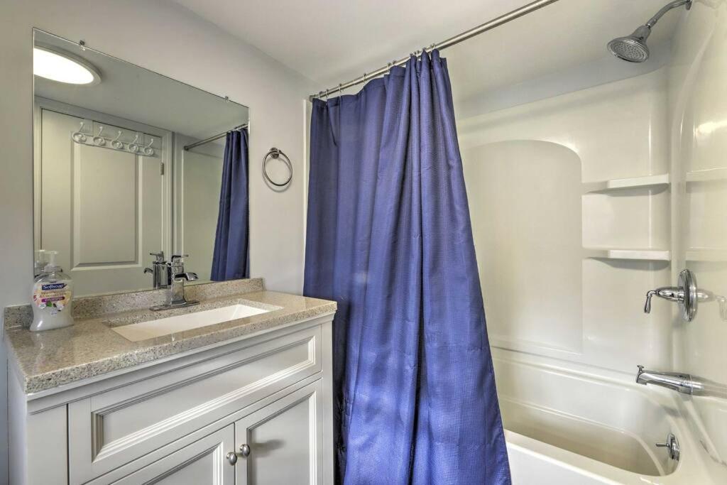 New! Updated Mystic Home W/ Sauna, Hot Tub & Deck Екстериор снимка