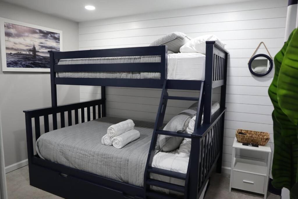 New! Updated Mystic Home W/ Sauna, Hot Tub & Deck Екстериор снимка