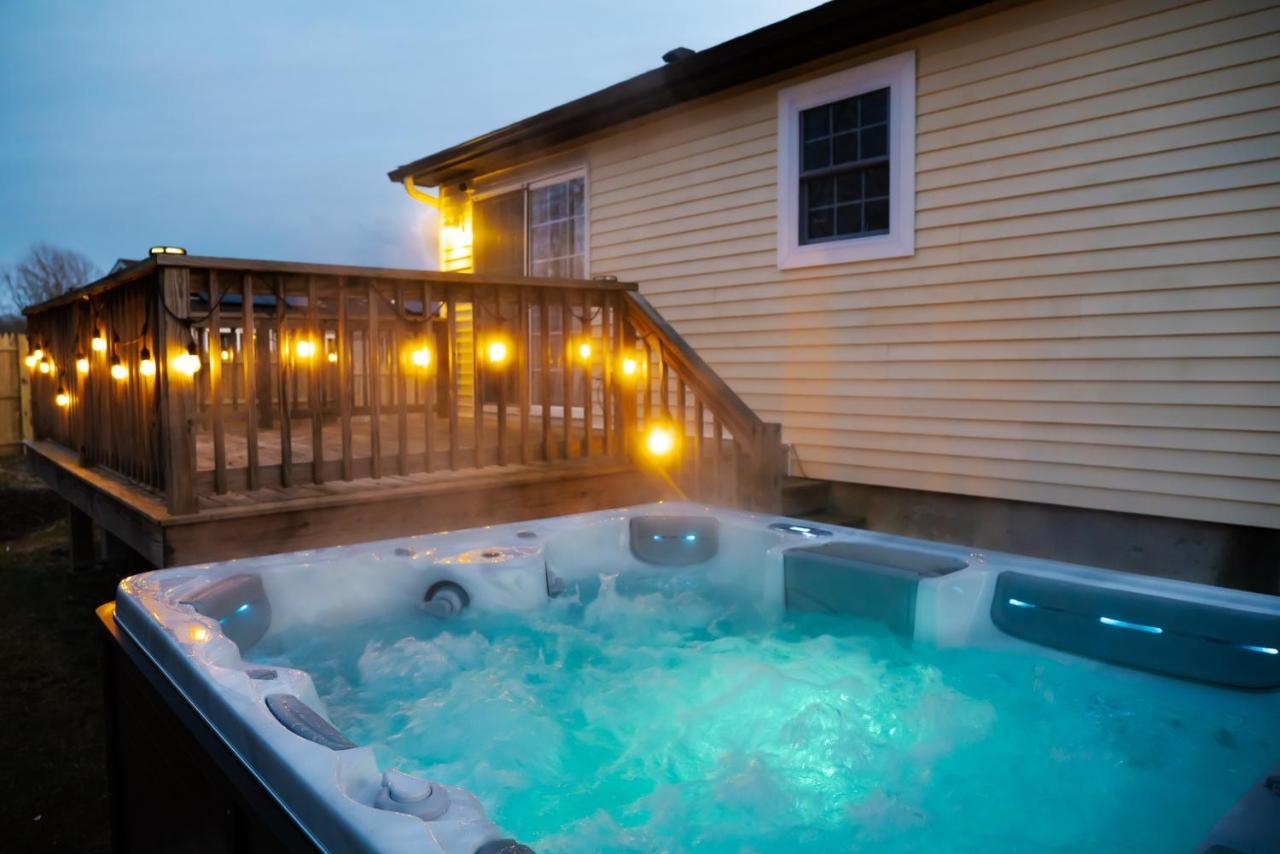 New! Updated Mystic Home W/ Sauna, Hot Tub & Deck Екстериор снимка